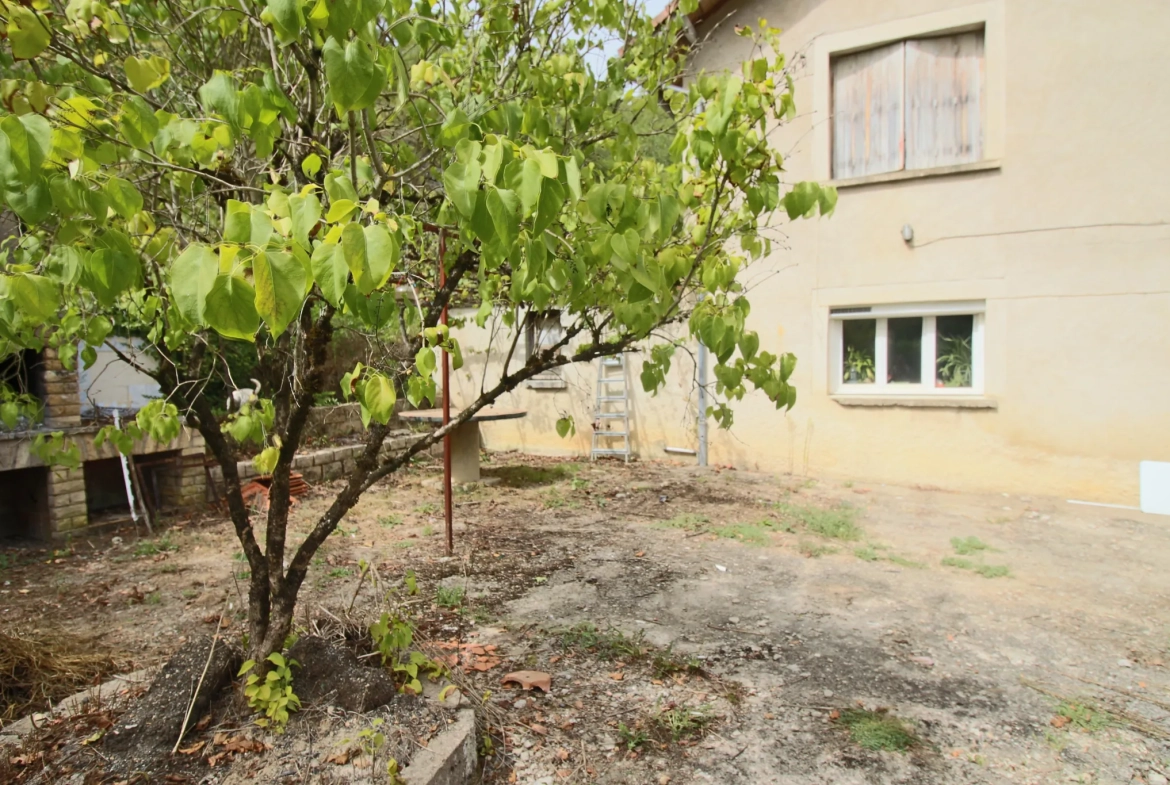 Maison rénovable avec grand terrain à Prayssac proche Puy l'Évêque 