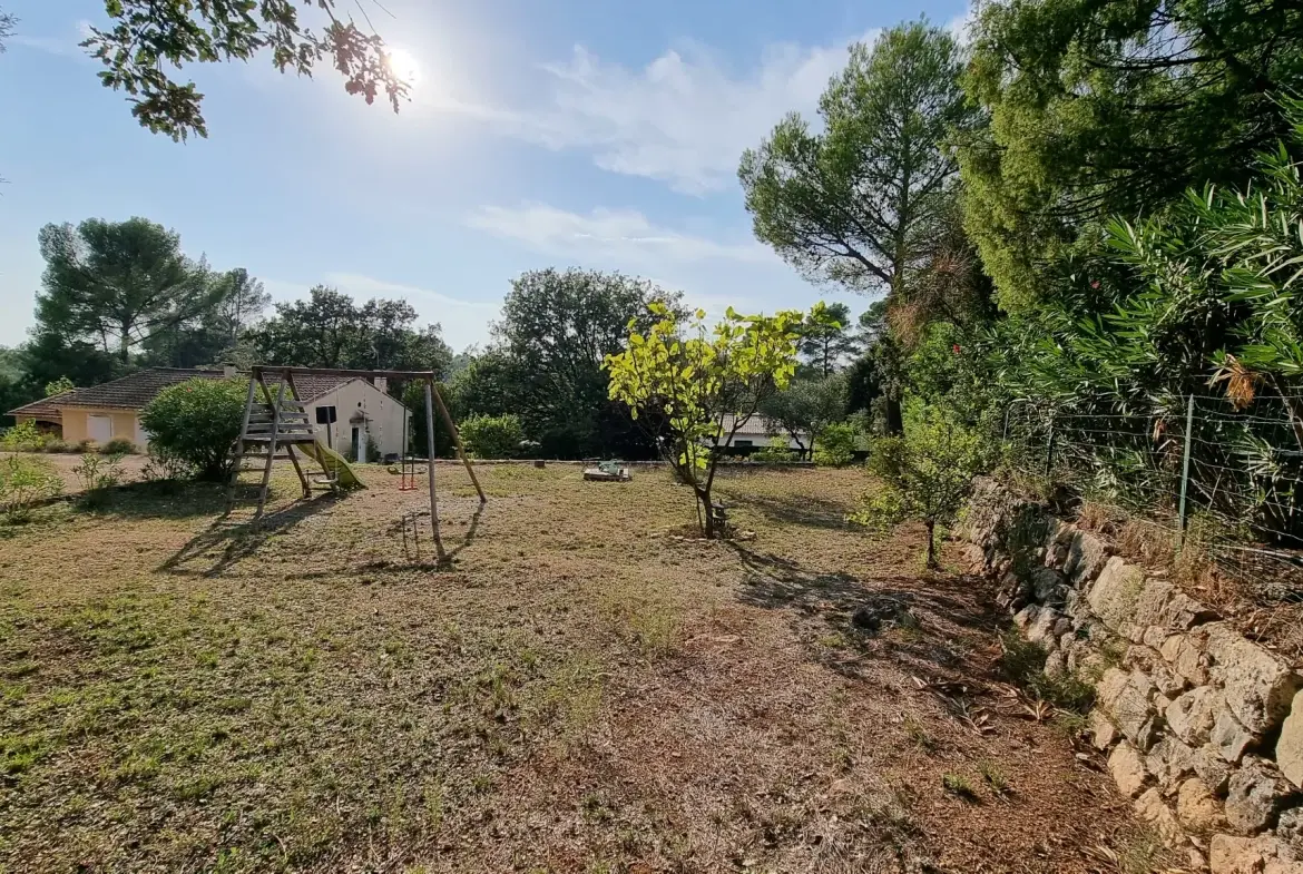 Terrain constructible de 900 m² à Flayosc, proche Draguignan, au calme 