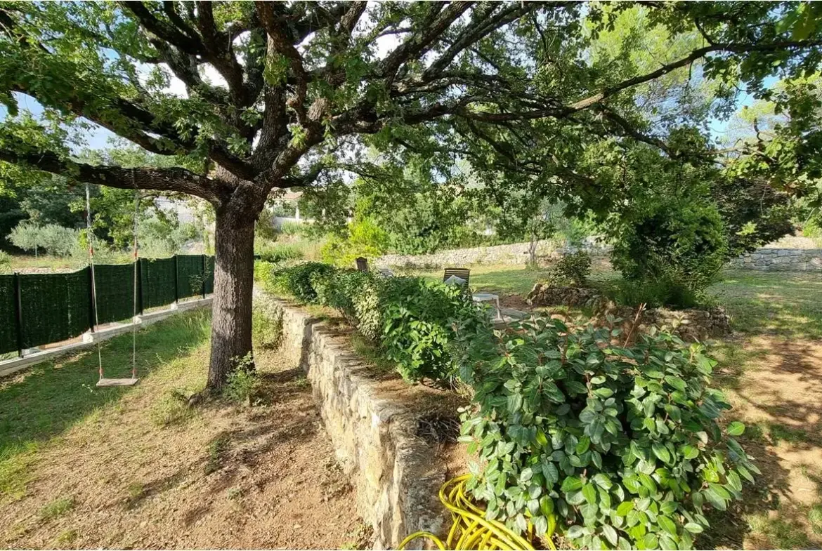 Terrain constructible de 900 m² à Flayosc, proche Draguignan, au calme 