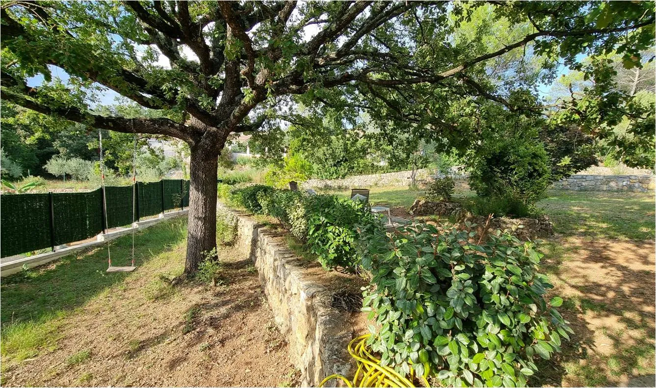 Terrain constructible de 900 m² à Flayosc, proche Draguignan, au calme 