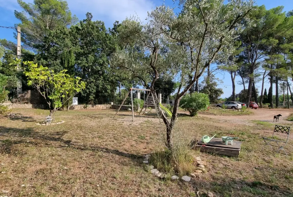 Terrain constructible de 900 m² à Flayosc, proche Draguignan, au calme 