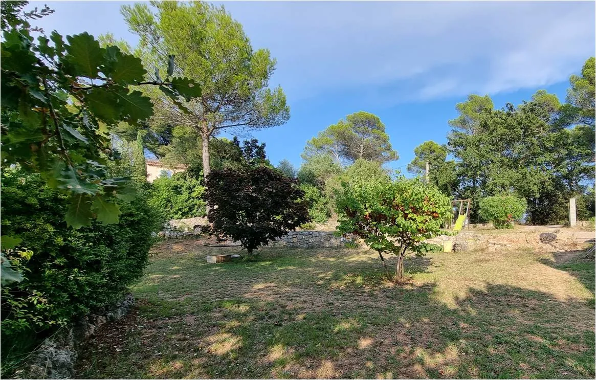 Terrain constructible de 900 m² à Flayosc, proche Draguignan, au calme 