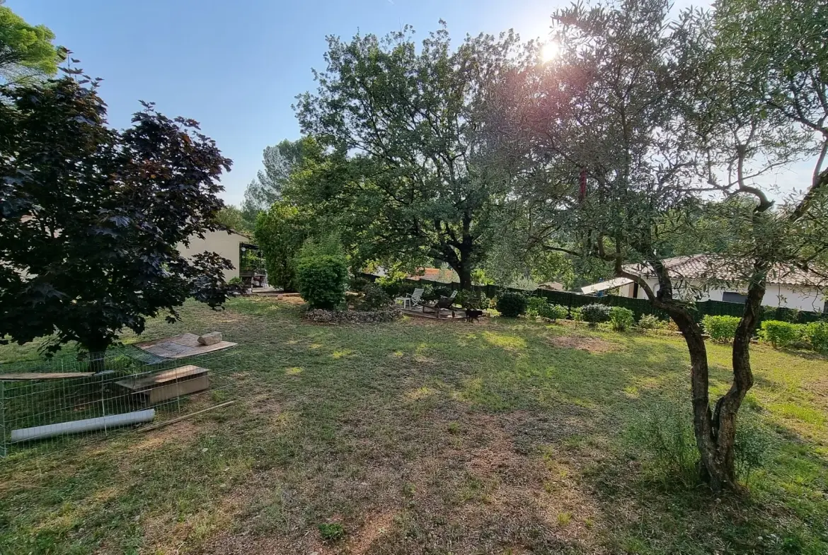 Terrain constructible de 900 m² à Flayosc, proche Draguignan, au calme 
