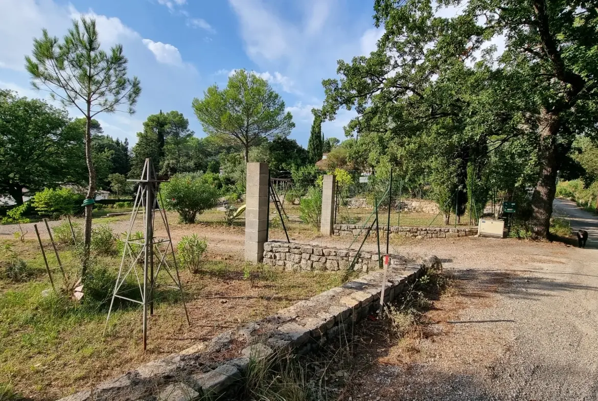 Terrain constructible de 900 m² à Flayosc, proche Draguignan, au calme 
