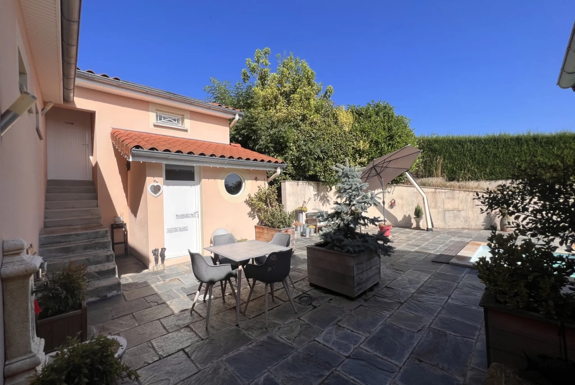 Villa familale avec piscine et dépendances à Fontanes, secteur calme 