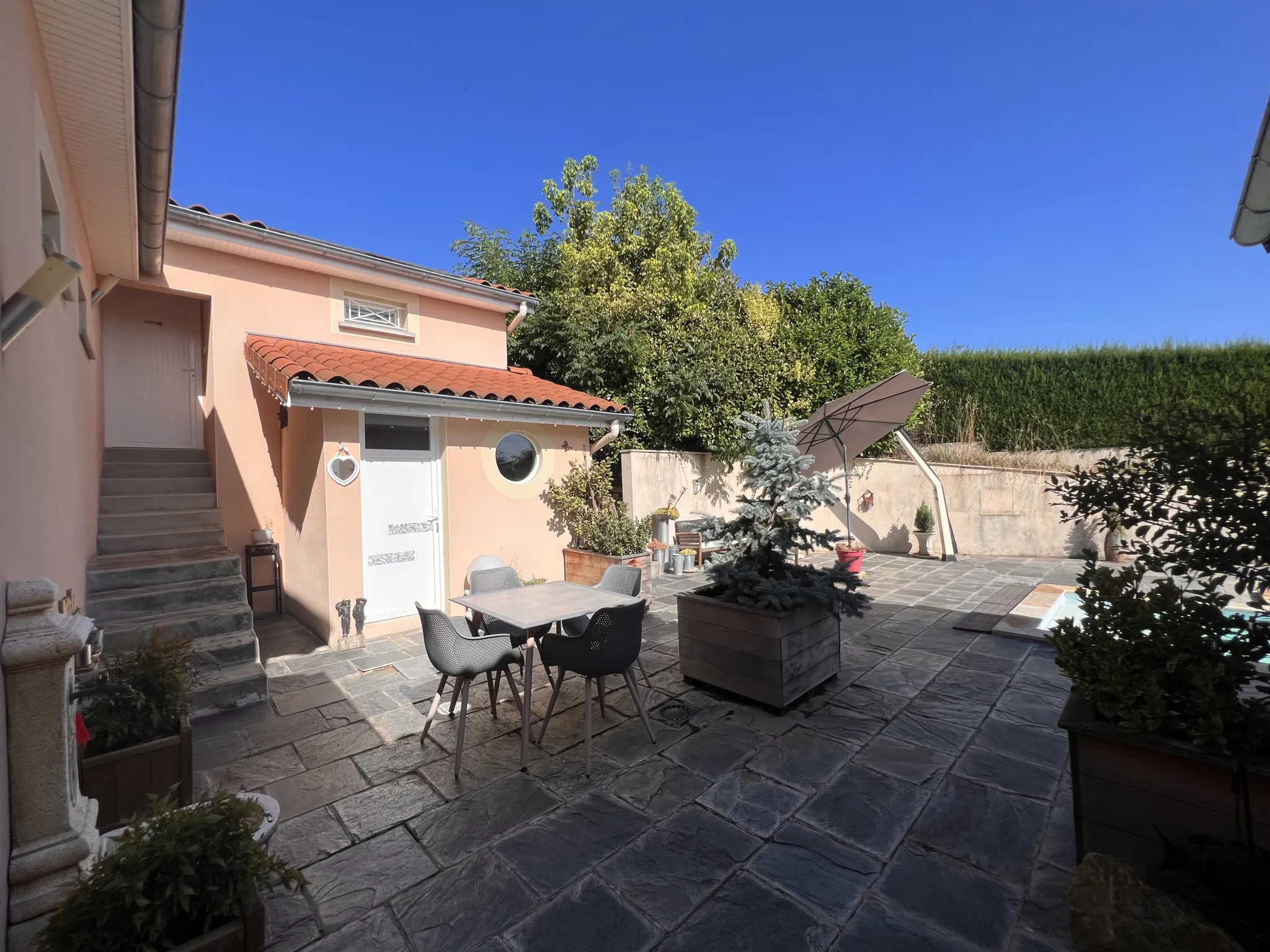 Villa familale avec piscine et dépendances à Fontanes, secteur calme 