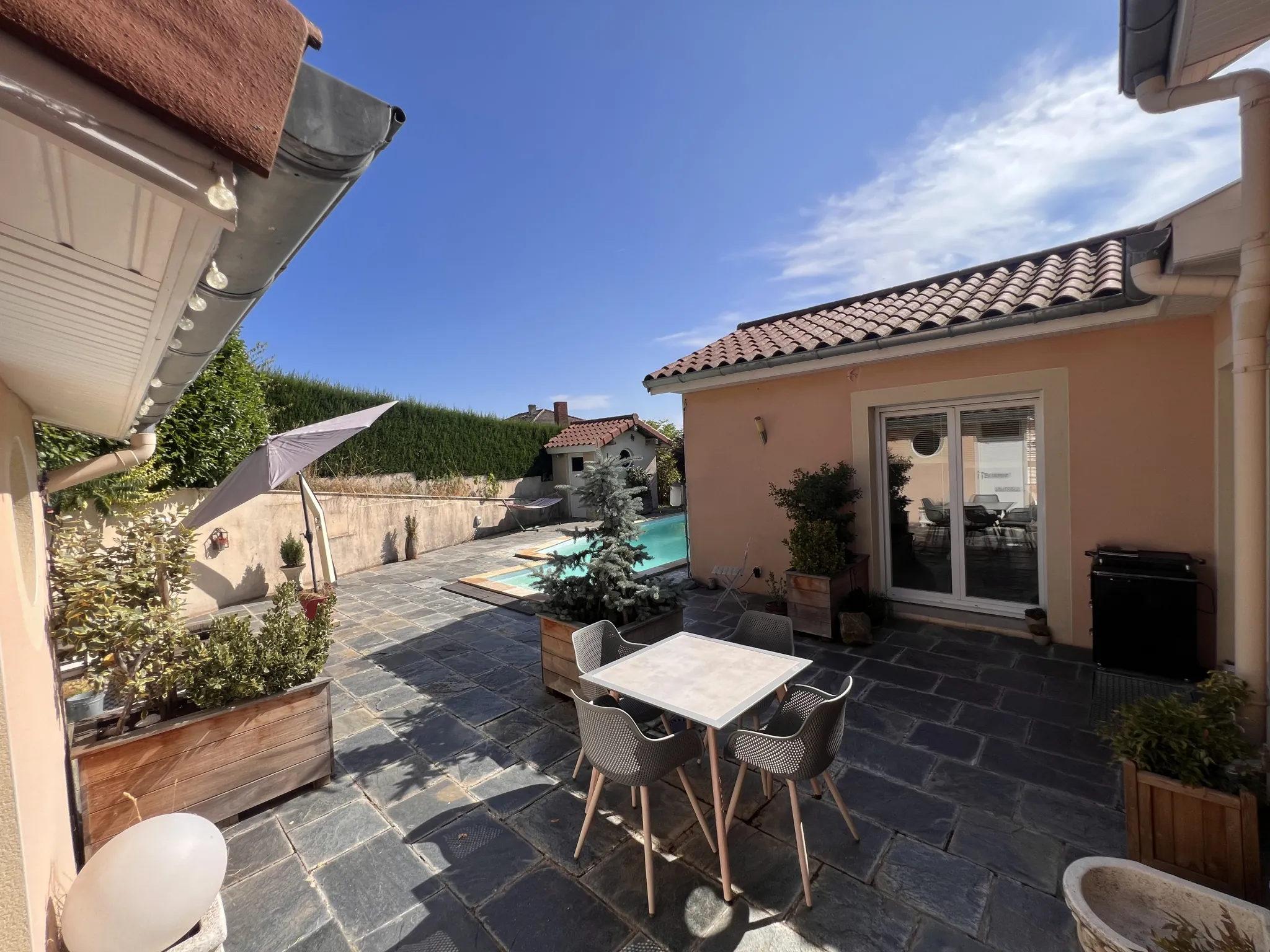 Villa familale avec piscine et dépendances à Fontanes, secteur calme 