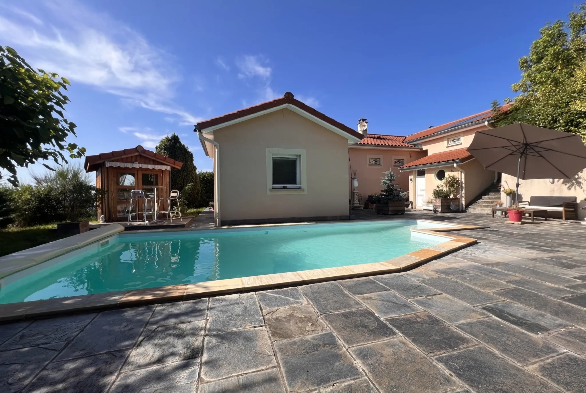 Villa familale avec piscine et dépendances à Fontanes, secteur calme 