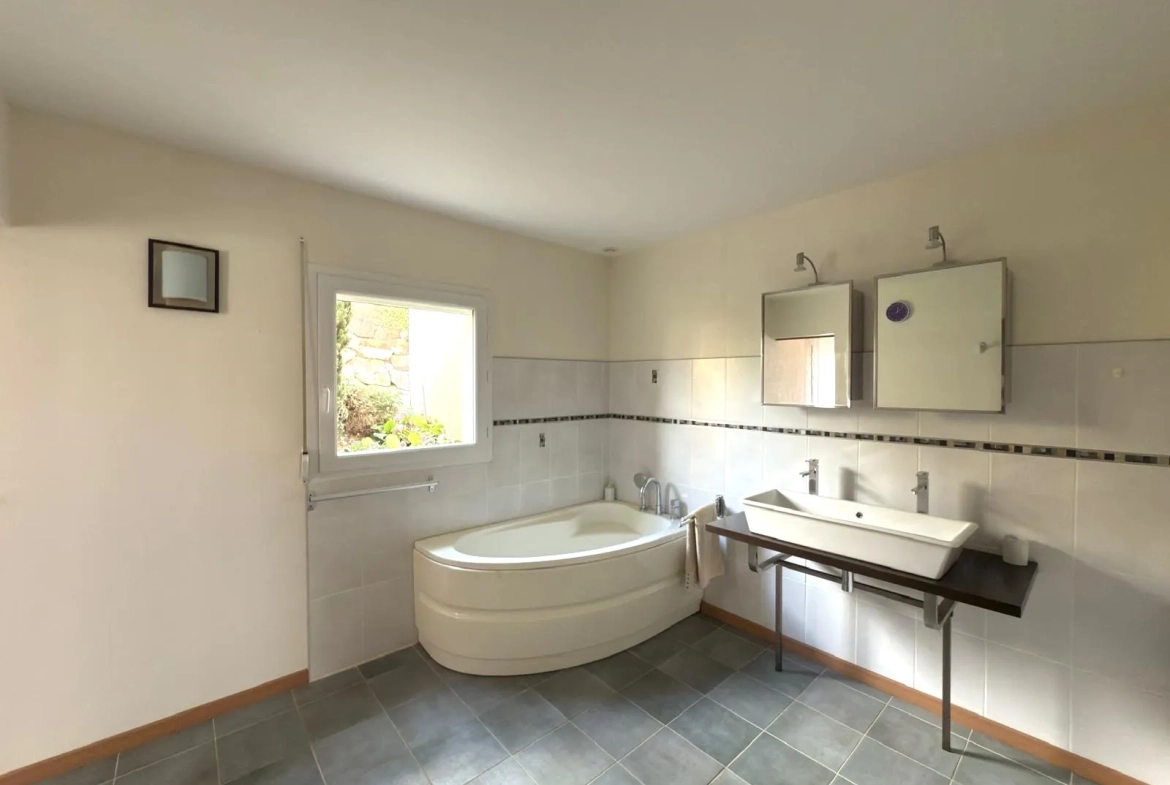 Villa familale avec piscine et dépendances à Fontanes, secteur calme 