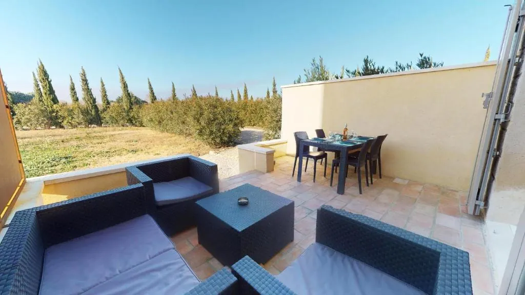 Appartement de prestige à Boulbon, 55 m² avec terrasse et vue dégagée 