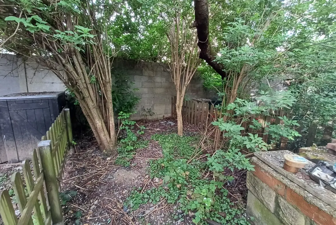 Studio lumineux à Viry-Châtillon proche T12 avec jardin privatif 