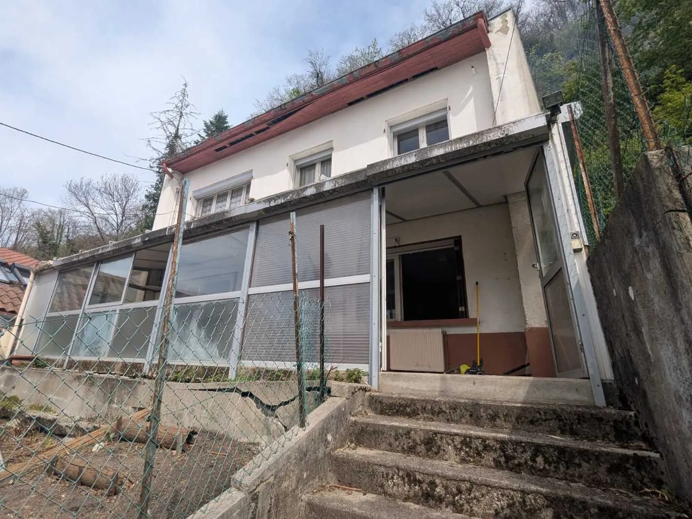 Maison à réhabiliter de 125 m² à La Buisse, charme années 60, jardin et garage 