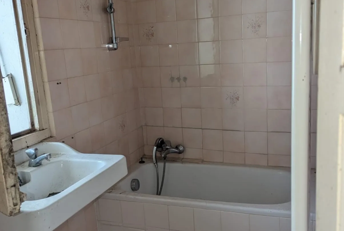 Maison à réhabiliter de 125 m² à La Buisse, charme années 60, jardin et garage 