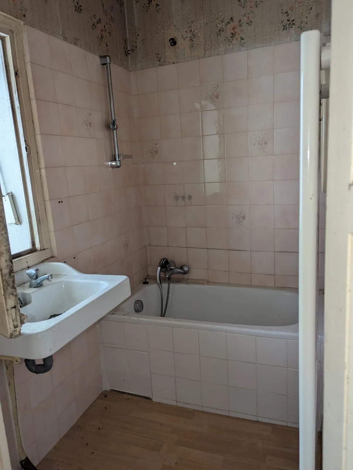 Maison à réhabiliter de 125 m² à La Buisse, charme années 60, jardin et garage 