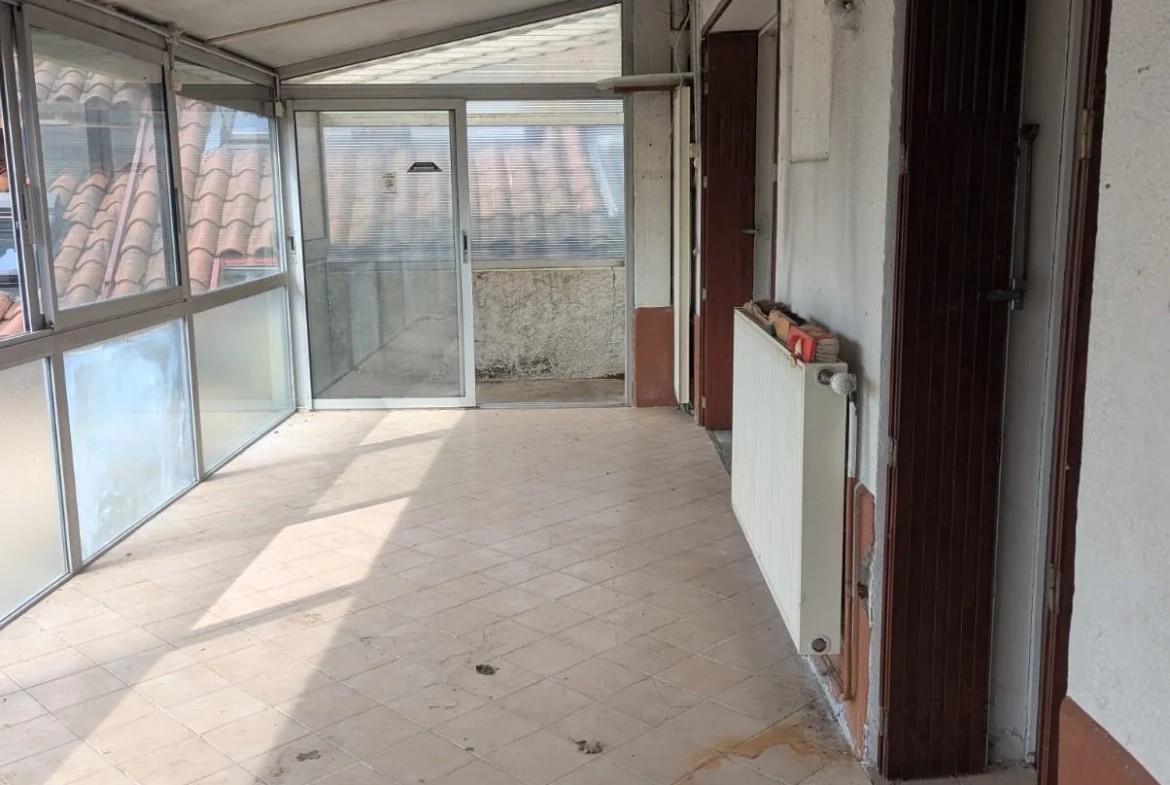Maison à réhabiliter de 125 m² à La Buisse, charme années 60, jardin et garage 