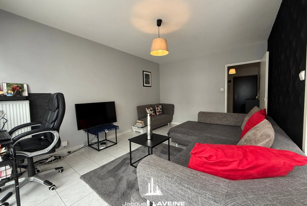 Appartement 2 pièces à Metz proche gare, dernier étage avec loggia – Idéal investissement ou résidence 