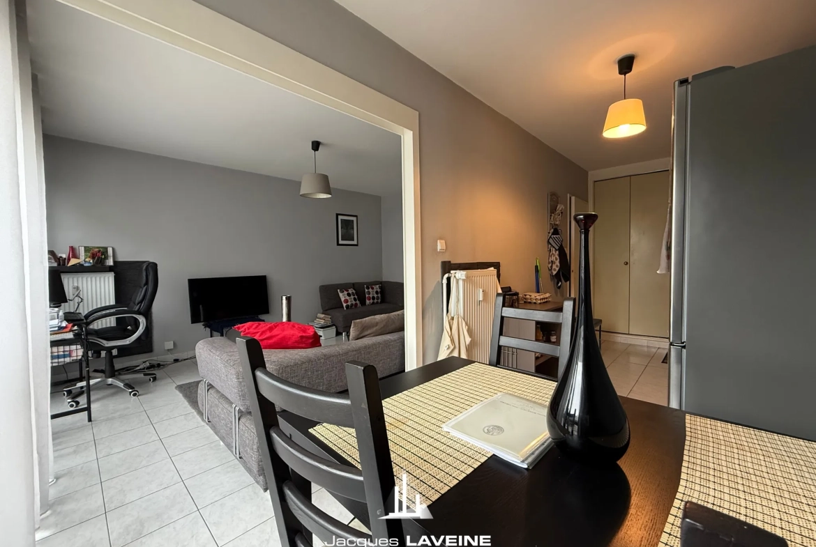 Appartement 2 pièces à Metz proche gare, dernier étage avec loggia – Idéal investissement ou résidence 