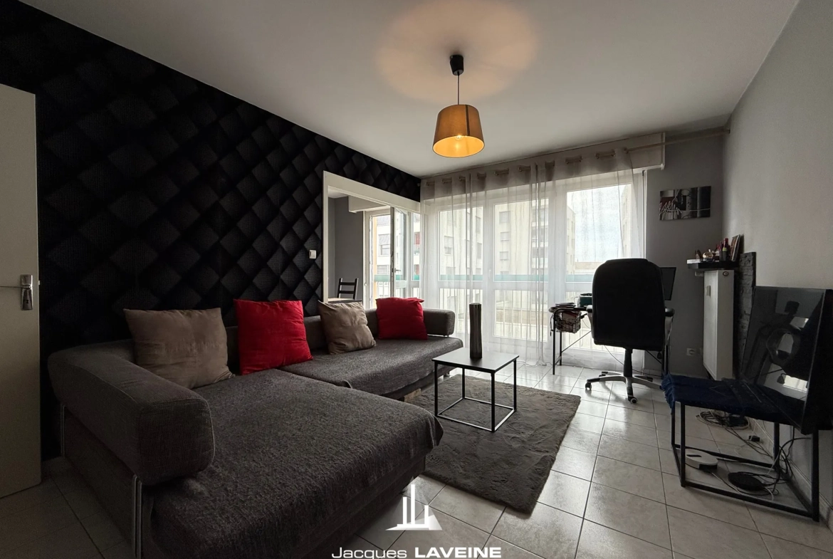 Appartement 2 pièces à Metz proche gare, dernier étage avec loggia – Idéal investissement ou résidence 