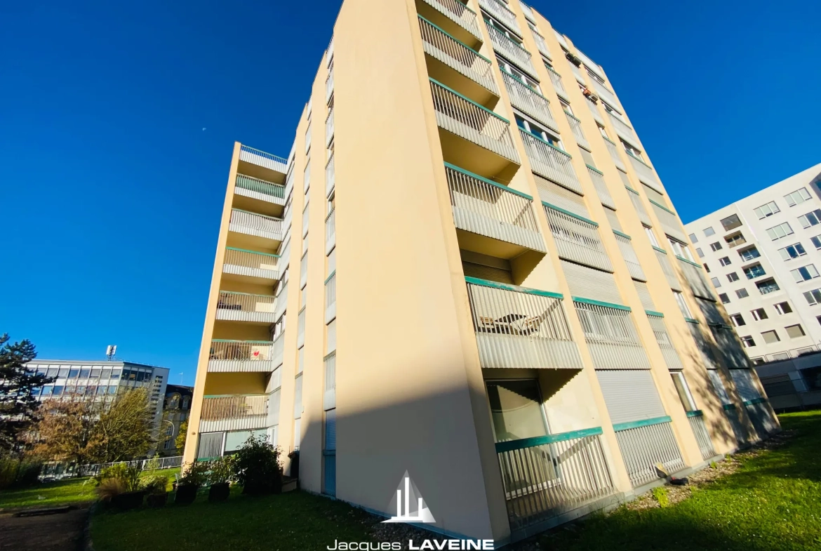 Appartement 2 pièces à Metz proche gare, dernier étage avec loggia – Idéal investissement ou résidence 