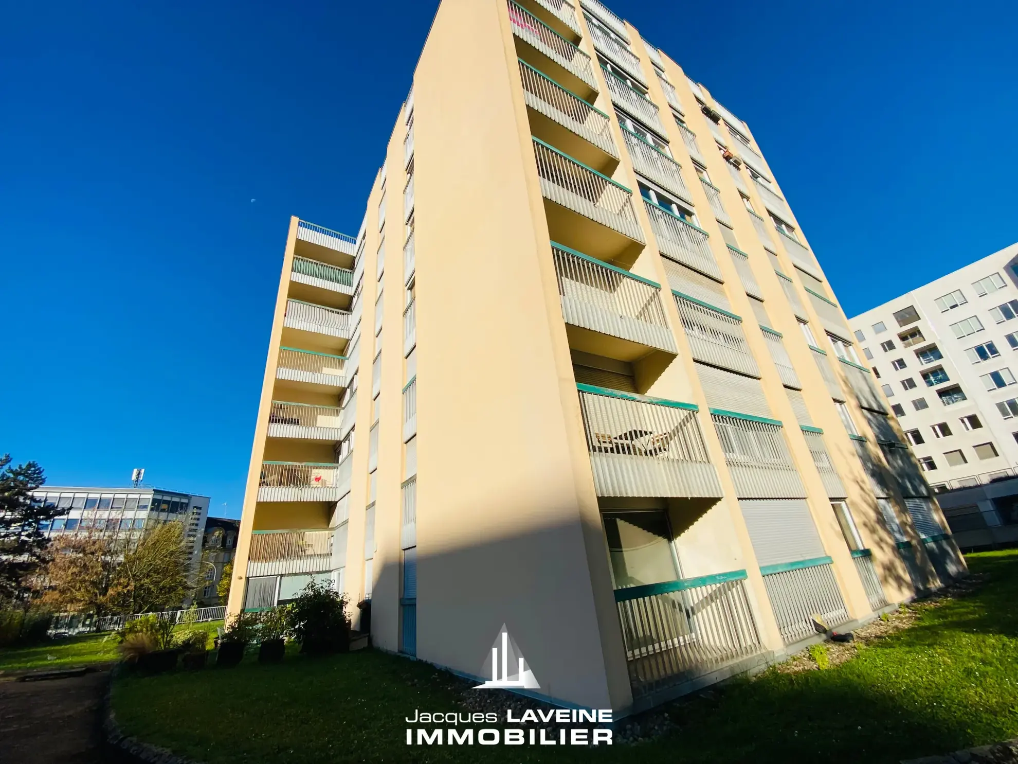 Appartement 2 pièces à Metz proche gare, dernier étage avec loggia – Idéal investissement ou résidence 