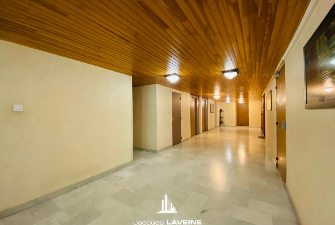 Appartement 2 pièces à Metz proche gare, dernier étage avec loggia – Idéal investissement ou résidence 