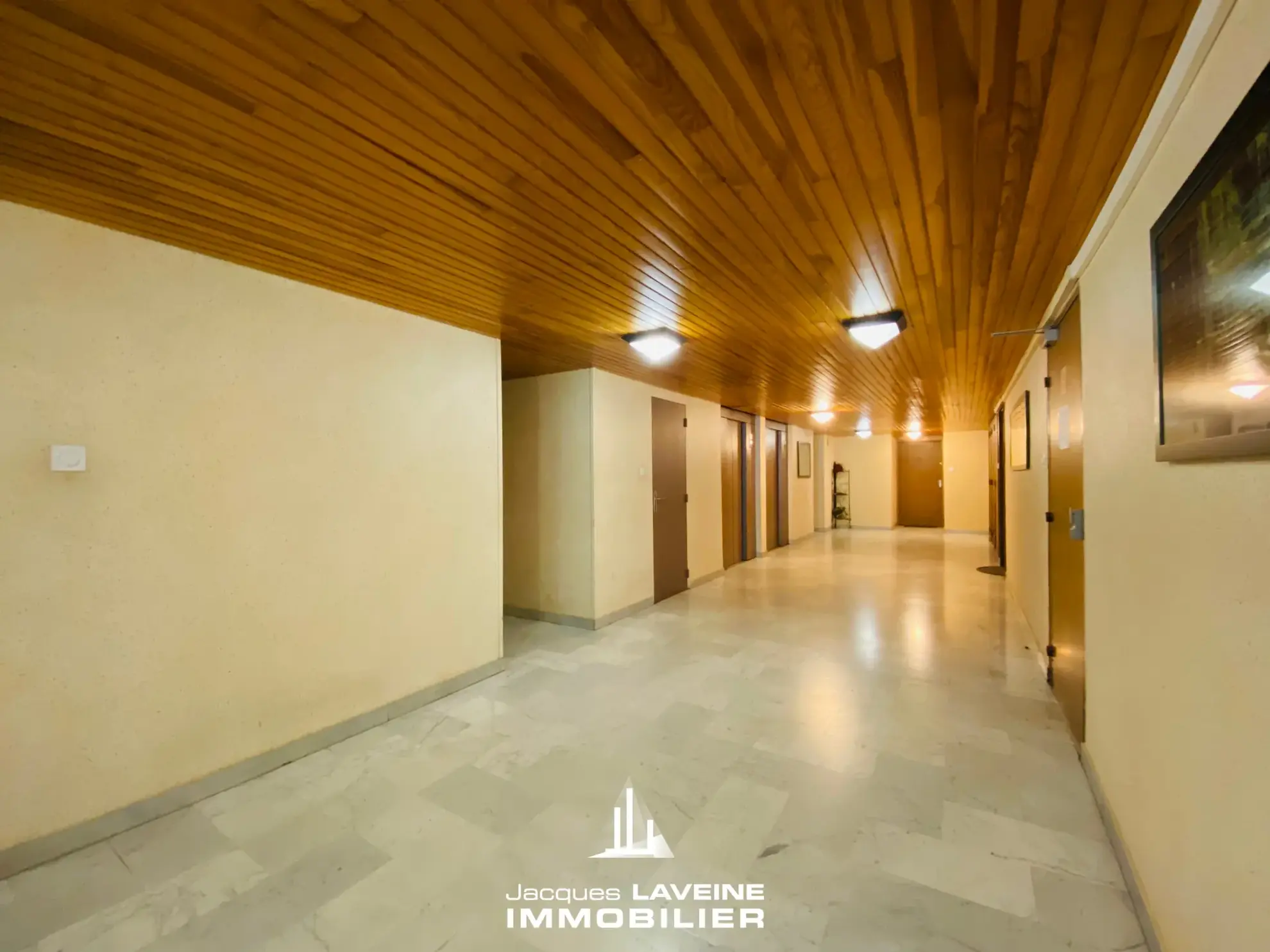 Appartement 2 pièces à Metz proche gare, dernier étage avec loggia – Idéal investissement ou résidence 