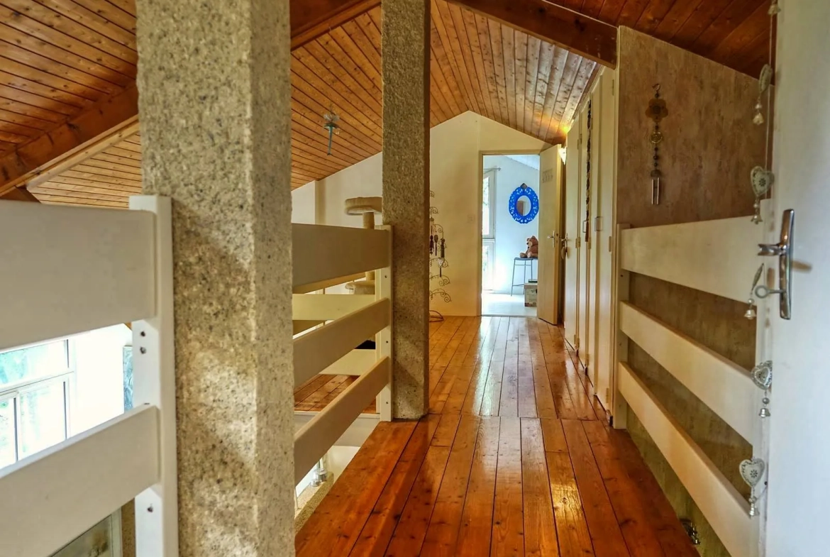 Maison contemporaine écologique avec vue sur la vallée du Lot, située dans un parc de 5000 m² à Castelfranc 