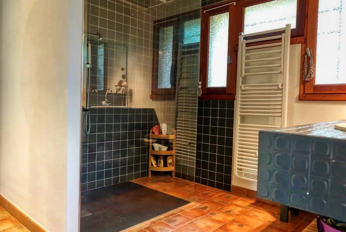 Maison contemporaine écologique avec vue sur la vallée du Lot, située dans un parc de 5000 m² à Castelfranc 