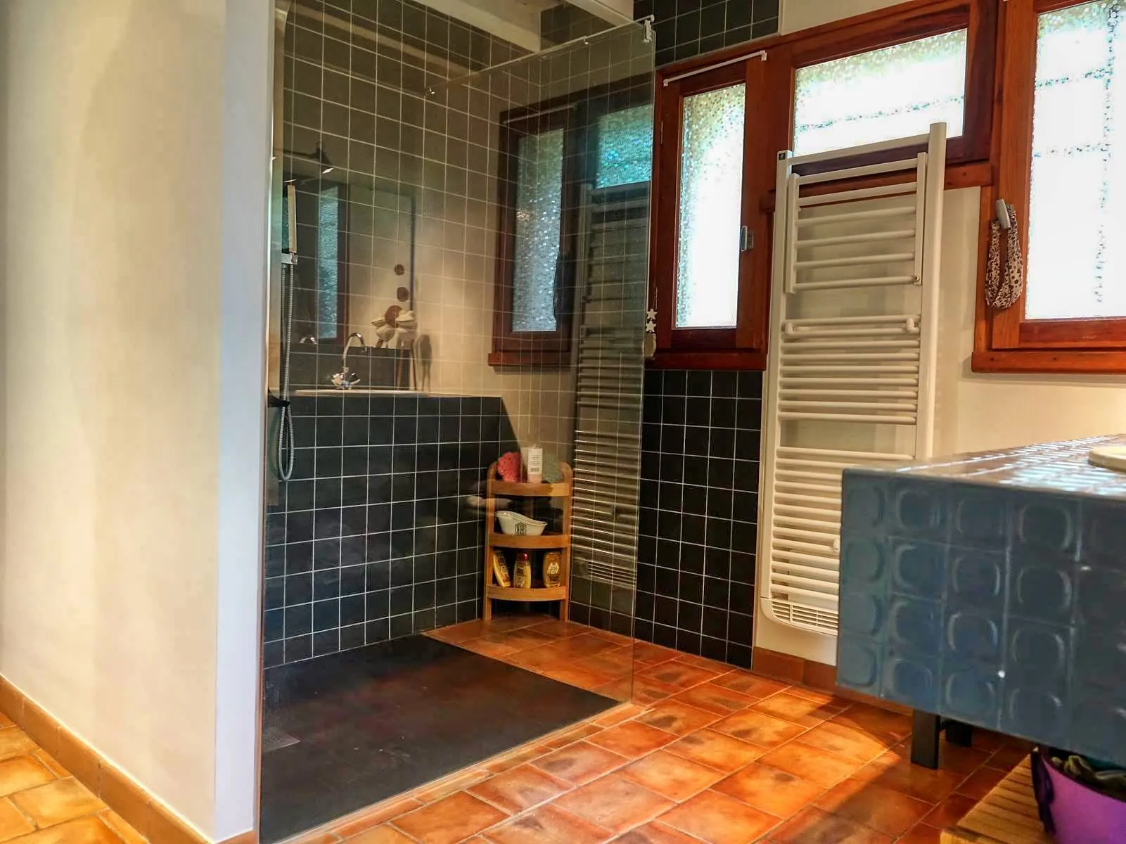 Maison contemporaine écologique avec vue sur la vallée du Lot, située dans un parc de 5000 m² à Castelfranc 