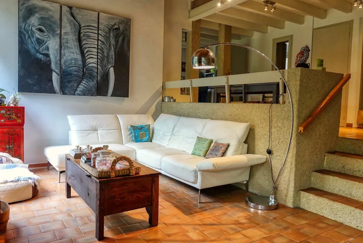 Maison contemporaine écologique avec vue sur la vallée du Lot, située dans un parc de 5000 m² à Castelfranc 