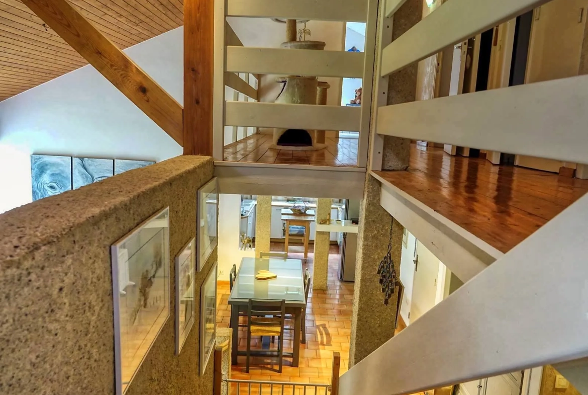 Maison contemporaine écologique avec vue sur la vallée du Lot, située dans un parc de 5000 m² à Castelfranc 