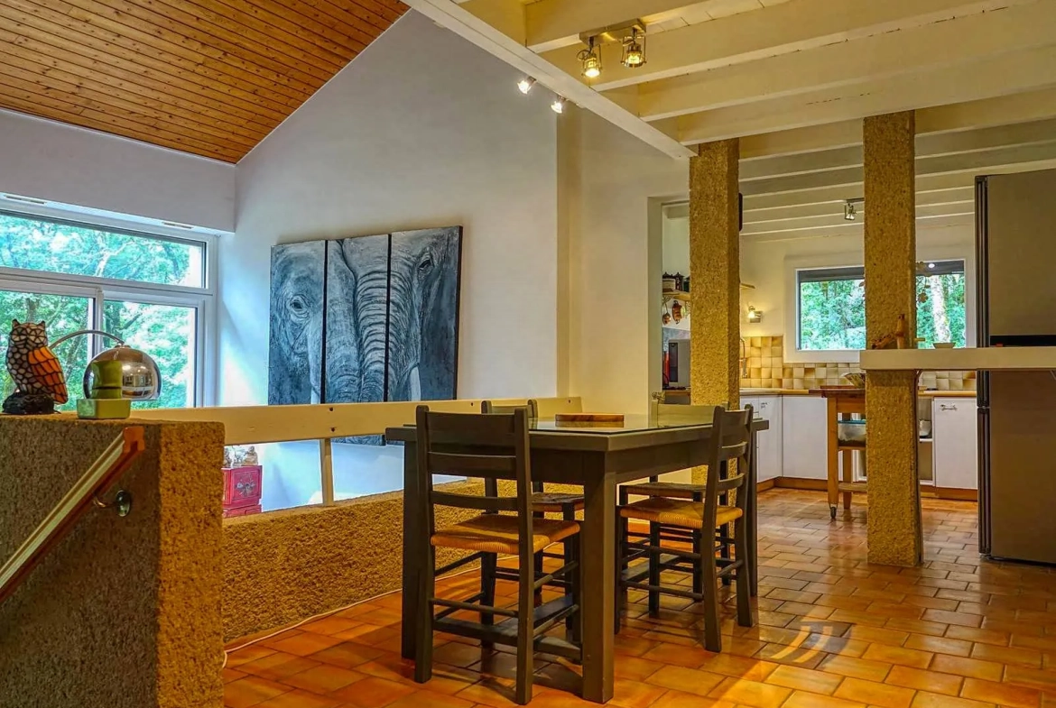 Maison contemporaine écologique avec vue sur la vallée du Lot, située dans un parc de 5000 m² à Castelfranc 