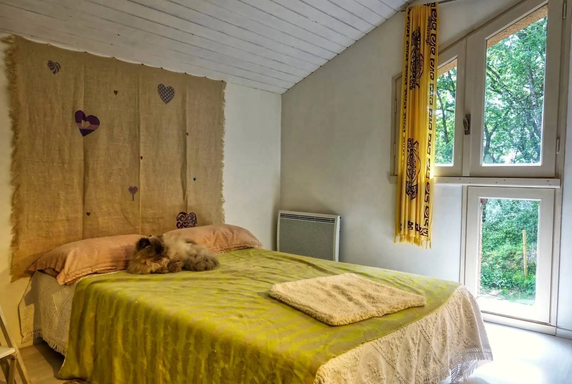 Maison contemporaine écologique avec vue sur la vallée du Lot, située dans un parc de 5000 m² à Castelfranc 