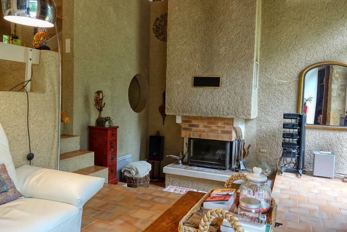 Maison contemporaine écologique avec vue sur la vallée du Lot, située dans un parc de 5000 m² à Castelfranc 