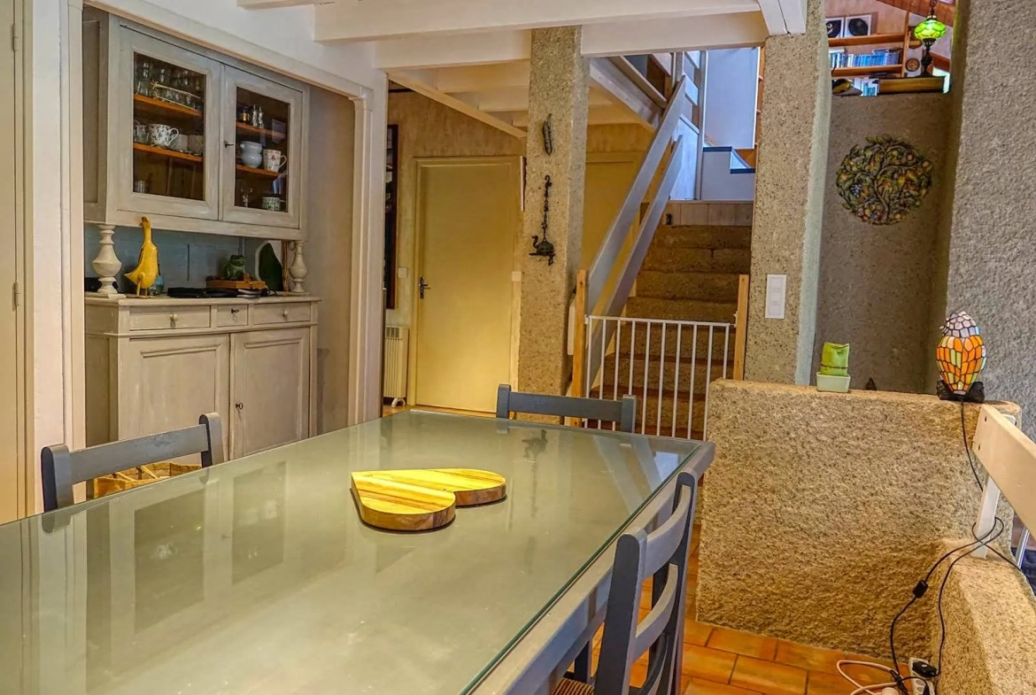 Maison contemporaine écologique avec vue sur la vallée du Lot, située dans un parc de 5000 m² à Castelfranc 