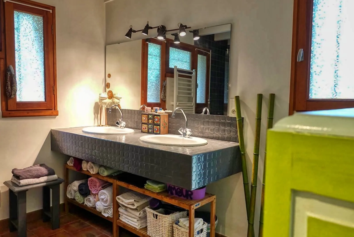 Maison contemporaine écologique avec vue sur la vallée du Lot, située dans un parc de 5000 m² à Castelfranc 