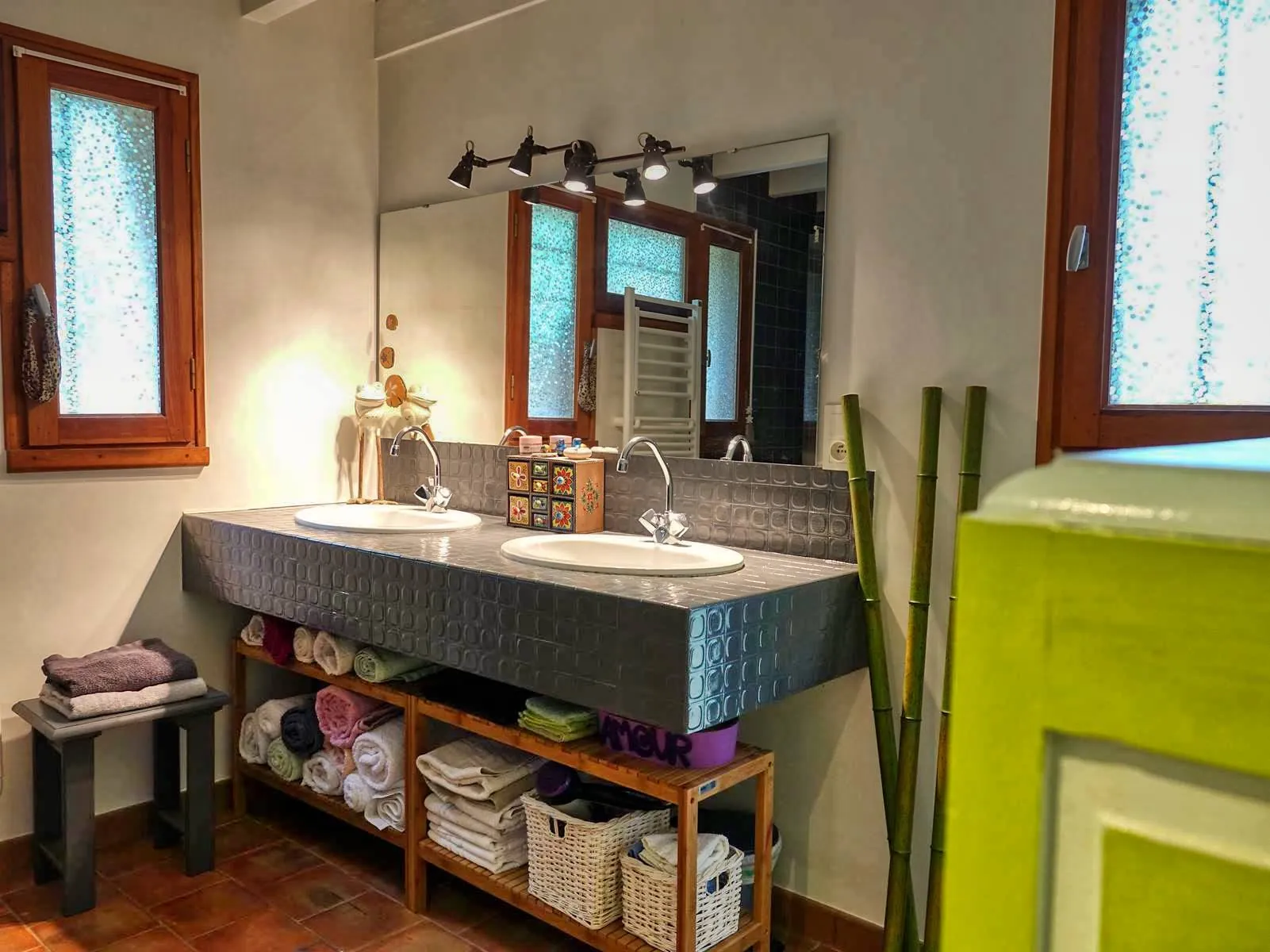 Maison contemporaine écologique avec vue sur la vallée du Lot, située dans un parc de 5000 m² à Castelfranc 