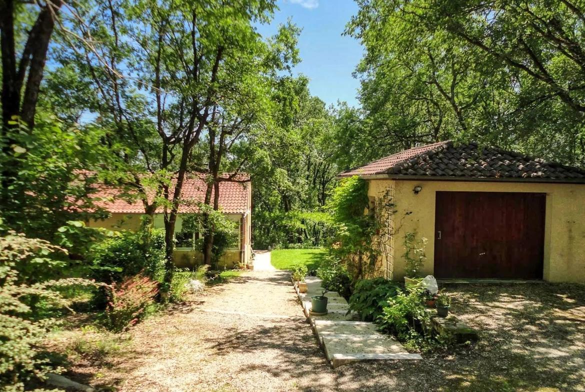 Maison contemporaine écologique avec vue sur la vallée du Lot, située dans un parc de 5000 m² à Castelfranc 