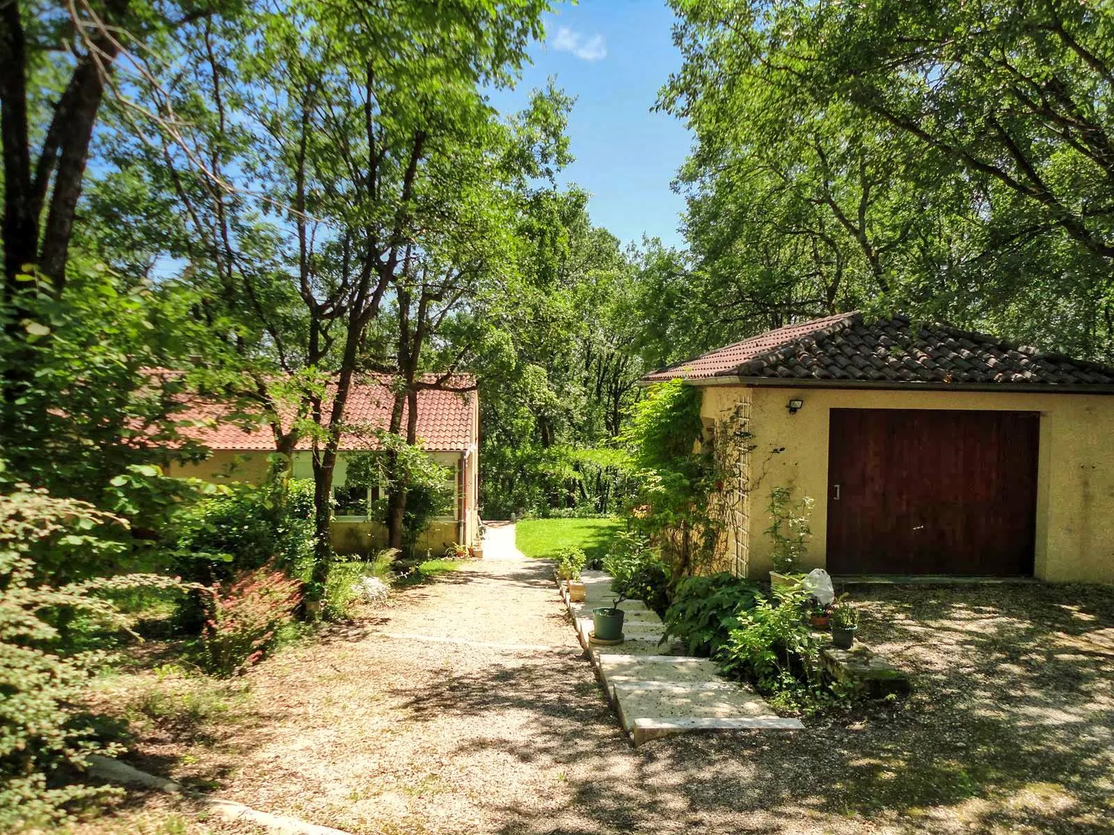 Maison contemporaine écologique avec vue sur la vallée du Lot, située dans un parc de 5000 m² à Castelfranc 