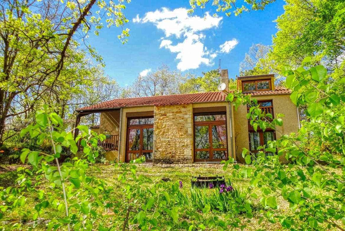 Maison contemporaine écologique avec vue sur la vallée du Lot, située dans un parc de 5000 m² à Castelfranc 