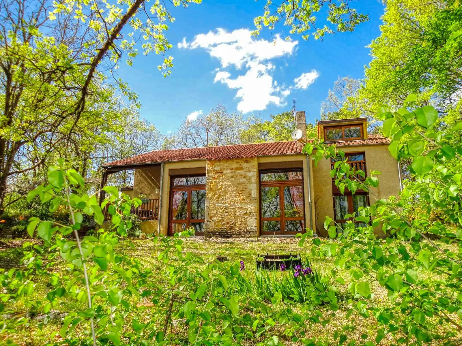 Maison contemporaine écologique avec vue sur la vallée du Lot, située dans un parc de 5000 m² à Castelfranc 