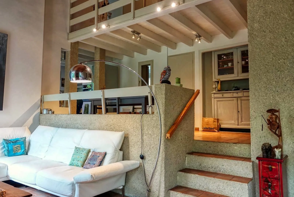 Maison contemporaine écologique avec vue sur la vallée du Lot, située dans un parc de 5000 m² à Castelfranc 