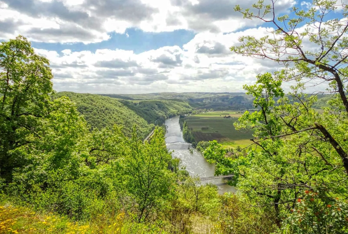 Maison contemporaine écologique avec vue sur la vallée du Lot, située dans un parc de 5000 m² à Castelfranc 