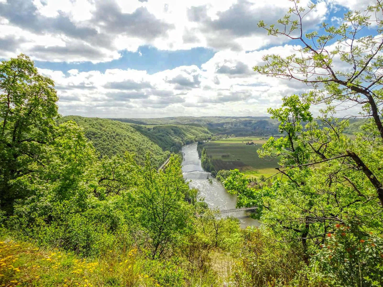 Maison contemporaine écologique avec vue sur la vallée du Lot, située dans un parc de 5000 m² à Castelfranc 