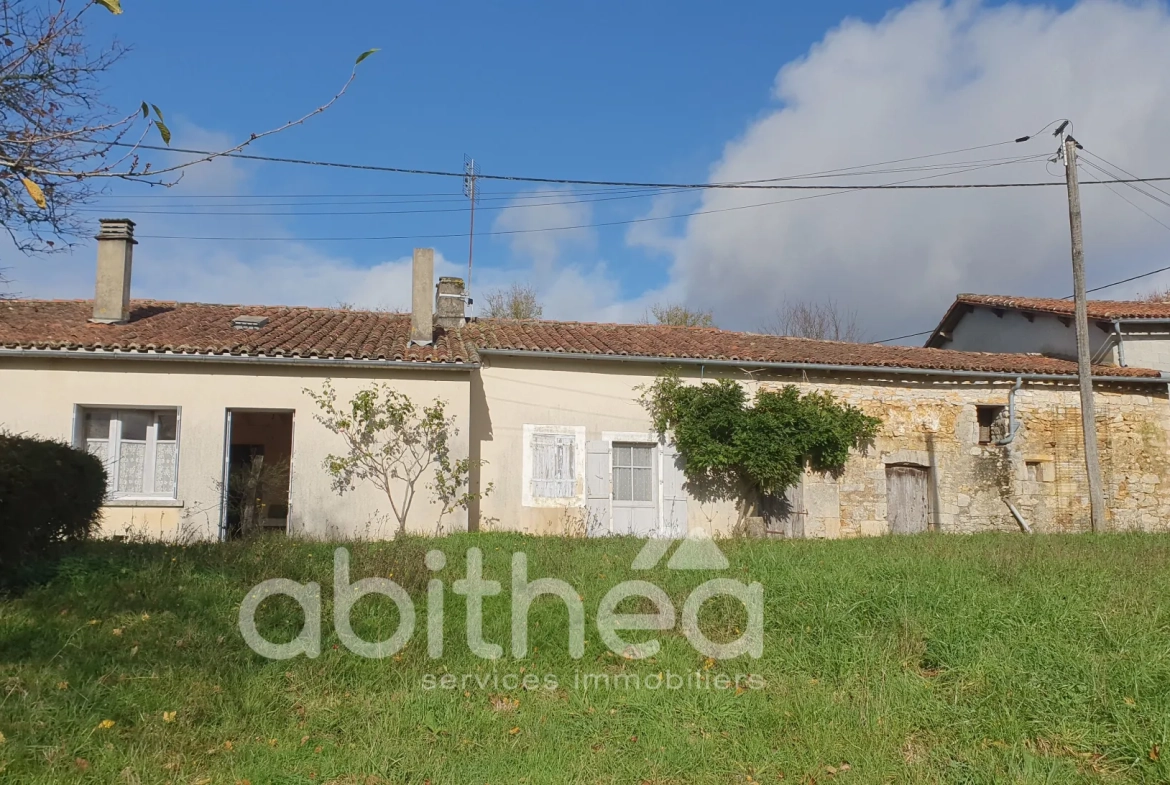 Ancienne ferme à rénover avec dépendances et terrain à Cellefrouin 