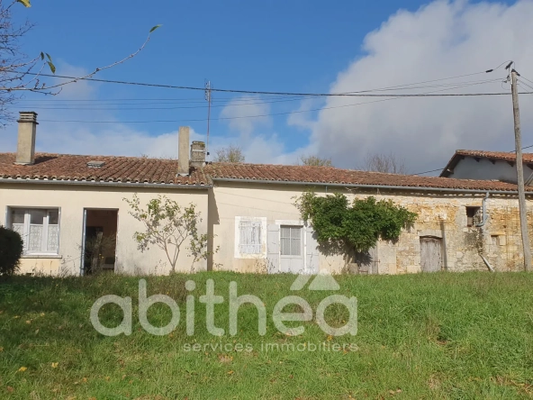 Ancienne ferme à rénover avec dépendances et terrain à Cellefrouin