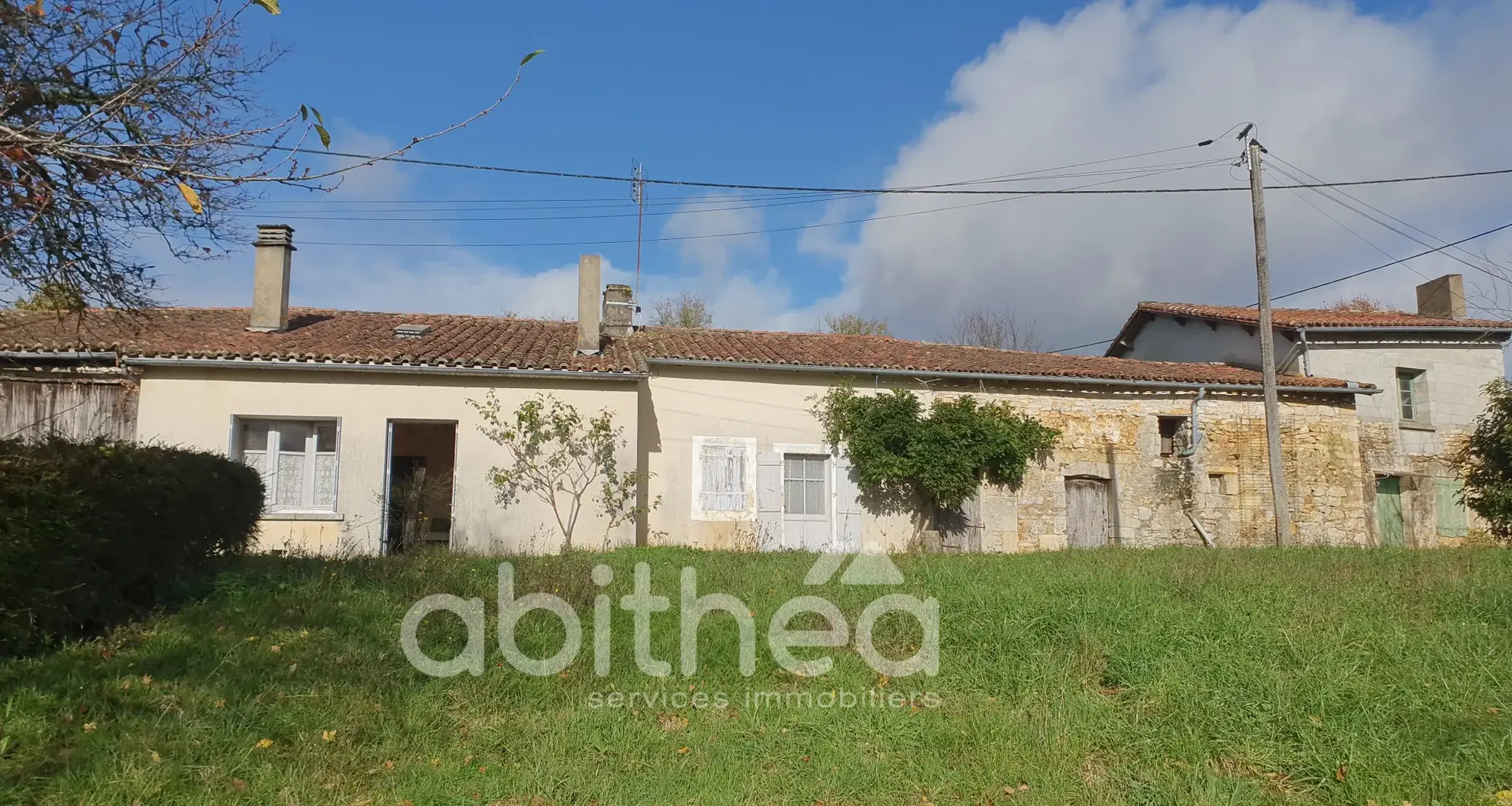 Ancienne ferme à rénover avec dépendances et terrain à Cellefrouin 