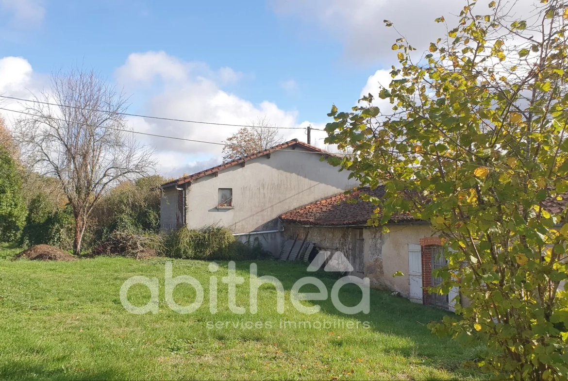 Ancienne ferme à rénover avec dépendances et terrain à Cellefrouin 