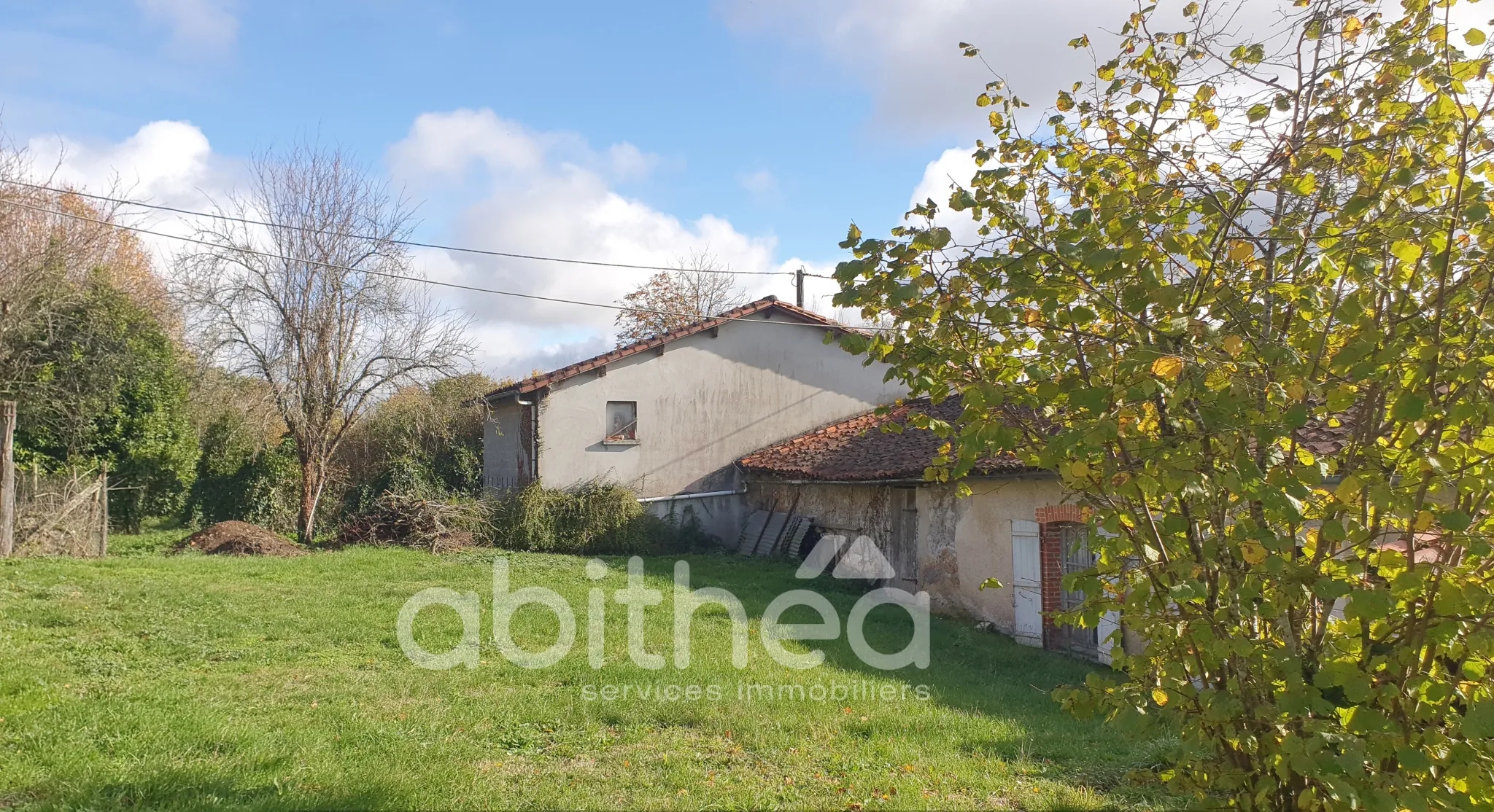 Ancienne ferme à rénover avec dépendances et terrain à Cellefrouin 