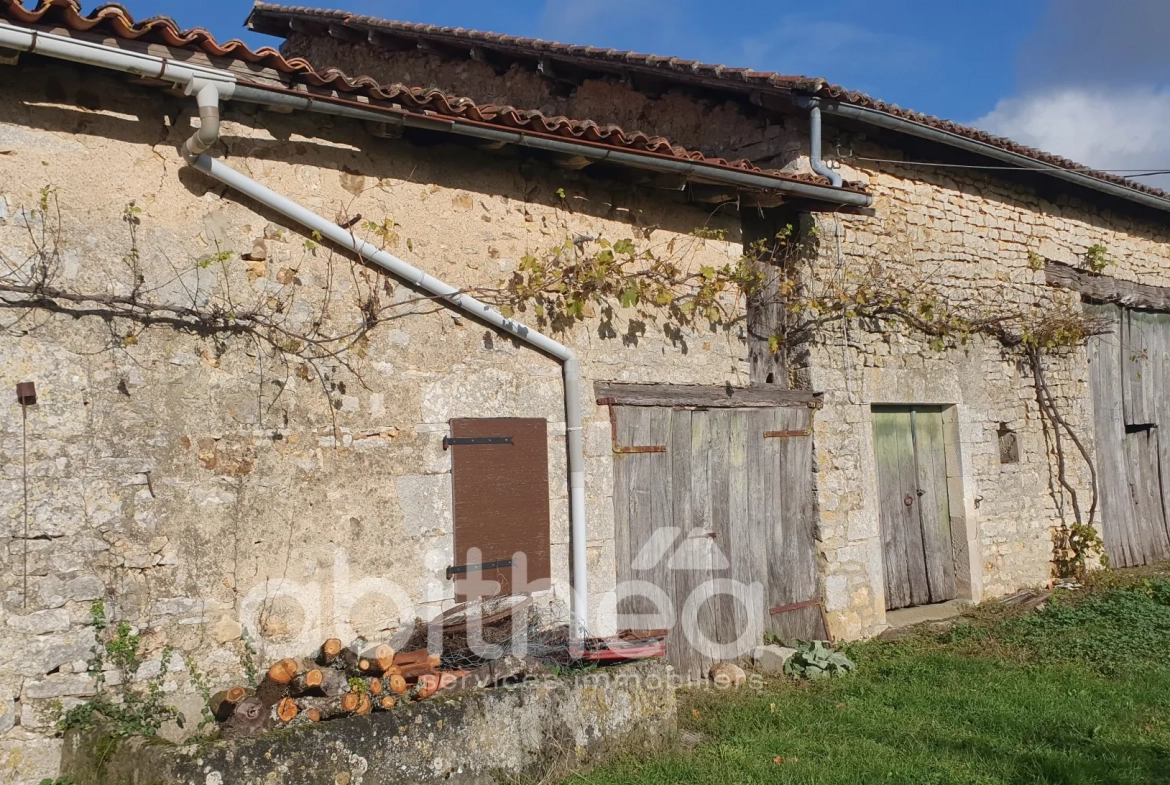 Ancienne ferme à rénover avec dépendances et terrain à Cellefrouin 